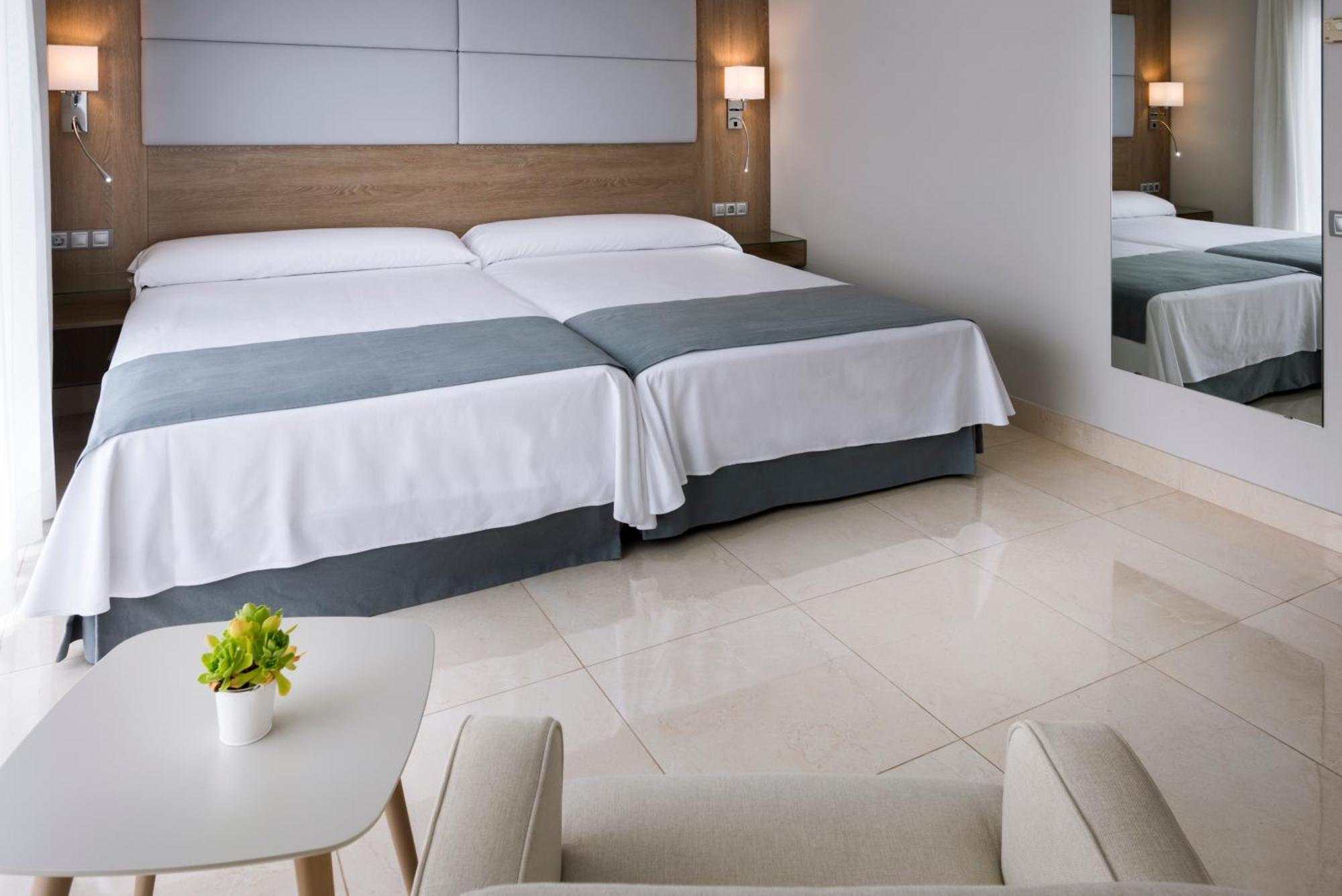 Mediterraneo Bay Hotel & Resort โรเกตัสเดมาร์ ภายนอก รูปภาพ